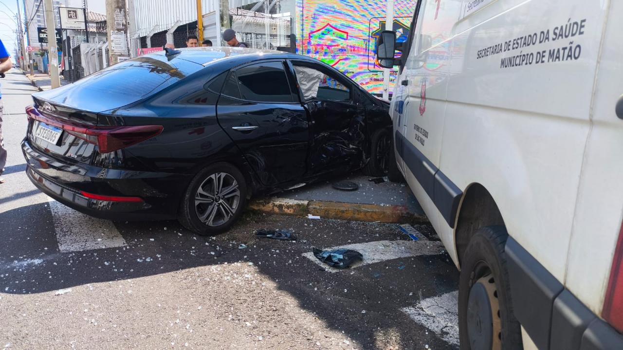 Foto 3 de 5 — Bispo se envolve em acidente entre carro e ambulância no Centro de Araraquara